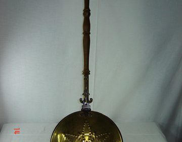 Μπρούτζινο σκεύος (warming-pan) με ξύλινο χερούλι.TIMH 60EURO