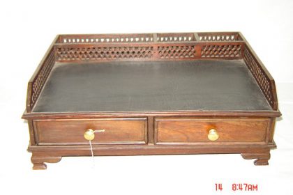 Βικτωριανό top-desk από μαόνι με δέρμα.TIMH3O0TIMH EURO