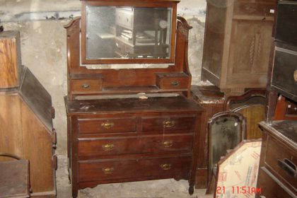 Αγγλική Art Nouveau Τουαλέττα-Συρταριέρα με 2 μικρά και 2 μεγάλα συρτάρια από ξύλο καρυδίας. Ομορφες χειροποίητες ξυλόγλυπτες λεπτομέρειες στα μπράτσα που στηρίζουν τον μπιζουτέ καθρέπτη.circa 1920.ΔΙΑΣΤΑΣΕΙΣ Μ107Π46Υ160. Tιμή 600euro