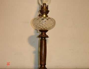 Μπρούτζινη λάμπα πετρελαίου  από την Γαλλία art-nouveau.Υ49ΕΚ.ΤΙΜΗ 180EURO