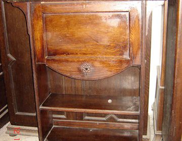 Αγγλικό Παλιό Δρύινο Σεκρετέρ arts and crafts. Ενα πολύ στενό σεκρετέρ για ιδιαίτερη αισθητική στον χώρο σας. circa 1900.  Διαστάσεις Μ84Π25Υ118. ΤΙΜΗ 600EURO