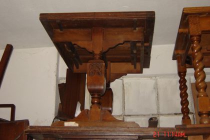 Αγγλικό τραπέζι από ξύλο δρυός.Ορθογώνια διάσταση με προεκτάσεις.Ενα ιδιαίτερο πόδι ΄μπάλα για αυτούς που αναζητούν το διαφορετικό. circa 1920 TIMH 550 EURO.
