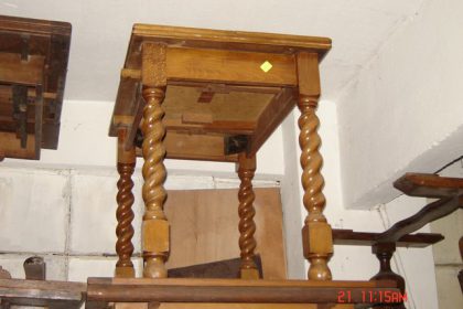 Αγγλικό παλιό τραπέζι από ξύλο δρυός .Το ιδιαίτερο χαρακτηριστικό του τραπεζιού αυτού είναι ότι η τάβλα του ανοίγει και διπλασιάζεται σε μέγεθος. circa 1920 TIMH 500 EURO