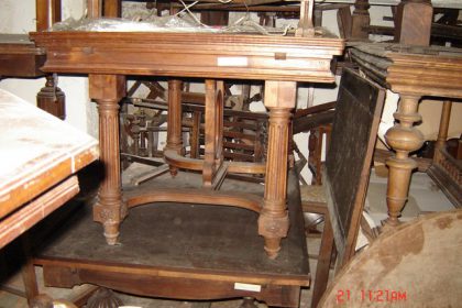 Γαλλικό τραπέζι παλιό από ξύλο καρυδιάς κόκκινης. Εντυπωσιακό τράπεζι με ωραία νερά ξύλου και πόδια με διακριτικές σκάλιστες λεπτομέρειες. Διαστάσεις Μ1145Π98Υ76ΠΡΟΕΚ.2Χ62. circa 1880