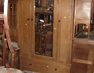 Γαλλική τρίφυλλη  παλιά δρύινη Ντουλάπα εποχής. Τρεις ανεξάρτητοι χώροι και βάθύ συρτάρι στο κάτω μέρος την καθίστουν ιδιαίτερα λειτουργική. circa 1910 ΔιαστάσειςΜ130Π50Υ218. ΤΙΜΗ 850 EURO.