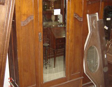 Αγγλική  παλιά Art Nouveau μονόφυλλη Ντουλάπα από ξύλο κόκκινης καρυδιάς. Ενα ιδιαίτερα εκλεπτυσμένο κομμάτι με ρομαντικό ύφος κατάλληλο για παιδικά εφηβικά δωμάτια. circa 1910 Διαστάσεις Μ104Π44Υ198 ΤΙΜΗ 600 EURO