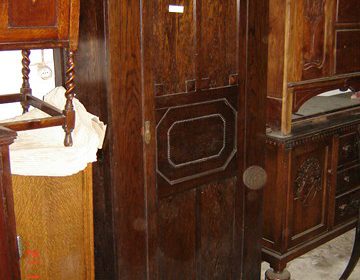 Αγγλική  παλιά μονόφυλλη Ντουλάπα από ξύλο δρυός.Απλή art-deco γραμμή και μικρή διάσταση. Ενας όμορφος αποθηκευτικός χώρος για την είσοδο σας.  circa 1910 Διαστάσεις Μ83Π43Υ184. ΤΙΜΗ 650 EURO