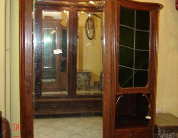Γαλλική  παλιά δρύινη Ντουλάπα Art Nouveau με βοηθητικούς χώρους μουσειακού επιπέδου. Ποιότητα κατασκευής αξεπέραστη. Ιδανικό για τους γνώστες και λάτρεις του παλιού. Η εικόνα μιλάει από μόνη της. circa 1900. Διαστάσεις Μ144Π56Υ210 ΤΙΜΗ 2200 EURO