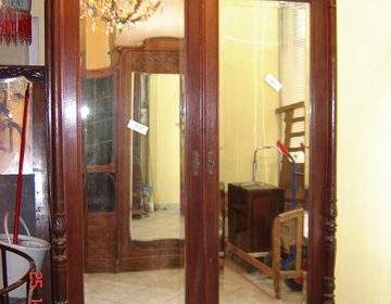 Γαλλική  παλιά δίφυλλη δρύινη Ντουλάπα εποχής Ωραίοι μπιζουτέ καθρέφτες που θα δώσουν φωτεινότητα στον χώρο σας. Χειροποίητο σκάλισμα δίνει την κομψότητα του κλασικού. circa 1900. Διαστάσεις Μ160Π60Υ230 ΤΙΜΗ 1200 EURO.