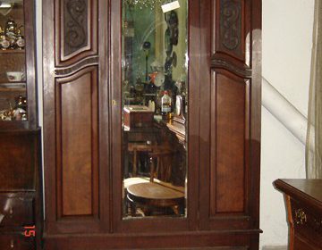Αγγλική παλιά Art Nouveau μονόφυλλη Ντουλάπα από ξύλο κόκκινης καρυδιάς και ρίζα. Εντυπωσιακό σκάλισμα στα πλαίνα και στο αέτωμα. Μια ντουλάπα που θα δώσει στον χώρο σας πολυτέλεια και ρομαντισμό. Διαστάσεις Μ126Π45Υ215.circa 1910. ΤΙΜΗ 750 EURO.