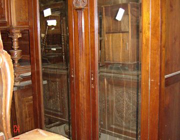 Αγγλική  παλιά   Art Nouveau δίφυλλη  Ντουλάπα από ξύλο κόκκινης καρυδιάς . Ποιότητα καασκευής και ξύλου σε συνδιασμό με το φίνο χειροποιητό σκάλισμα συνθετουν την προσωπικότητα αυτού του έπιπλου. Κατάλληλη και για μετατροπή σε βιτρίνα.  circa 1910 . ΤΙΜΗ 800 EURO