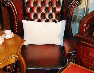 Παλιά Αγγλική δερμάτινη πολυθρόνα CHESTERFIELD σε ANTIQUE RED χρώμα circa 1920. ΤΙΜΗ: 1200 ΕΥΡΩ