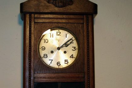 Δρυίνο ρολόι Επιτοίχιο εκκρεμές και δύο κλειδιά