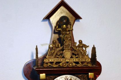 Επιτοίχιο ρολόι εκκρεμές με ξύλο και μπρούντζο λειτουργία με βαρύδια