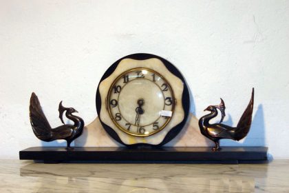 Μαρμάρινο ρολόι επιτραπέζιο από όνυχα και μεταλλικά διακοσμητικα παγώνια