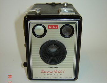 KODAK BROWNIE MODEL I .Κατασκευάστηκε στην Μ.Βρετανία μεταξύ 1957-1959 ΤΙΜΗ: 30 ΕΥΡΩ