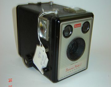 KODAK BROWNIE MODEL I .Κατασκευάστηκε στην Μ.Βρετανία μεταξύ 1957-1959 ΤΙΜΗ: 30 ΕΥΡΩ