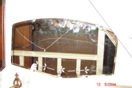 Αγγλικός Καθρέπτης με ασημοκάλυψη κρυστάλου μπιζουταρισμένο στο χέρι με πέτρα. Ο διακοσμός είναι ζωγραφική με ασήμι μέσα στο κρύσταλλο. circa 1910 Μ61Π36. TIMH 100EURO
