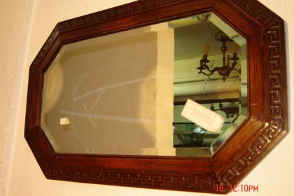 Αγγλικός Καθρέπτης με σκαλιστή δρύινη κορνίζα και ασημοκάλυψη κρυστάλου μπιζουταρισμένο στο χέρι με πέτρα circa 1910 Μ83Π53. (ΔΥΝΑΤΟΤΗΤΑ ΤΟΠΟΘΕΤΗΣΗΣ ΟΡΙΖΟΝΤΙΑ-ΚΑΘΕΤΗ)TIMH 180EURO