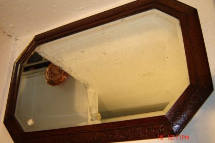 Γαλικός Καθρέπτης με κορνίζα σε ξύλο καρυδίας  και ασημοκάλυψη κρυστάλου μπιζουταρισμένο στο χέρι με πέτρα circa 1920.TIMH 180EURO