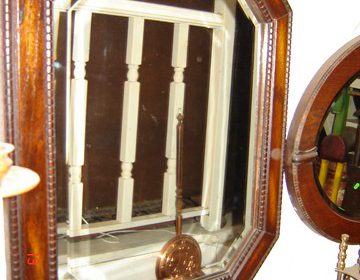 Αγγλικός Καθρέπτης με ασημοκάλυψη κρυστάλου μπιζουταρισμένο στο χέρι με πέτρα circa 1910 M65Π41. ΤΙΜΗ 170EURO