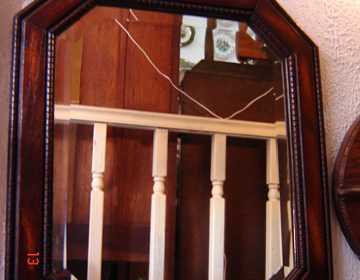 Αγγλικός Καθρέπτης με σκαλιστή δρύινη κορνίζα και ασημοκάλυψη κρυστάλου μπιζουταρισμένο στο χέρι με πέτρα circa 1910 Μ83Π53. (ΔΥΝΑΤΟΤΗΤΑ ΤΟΠΟΘΕΤΗΣΗΣ ΟΡΙΖΟΝΤΙΑ-ΚΑΘΕΤΗ) .ΤΙΜΗ 170EURO