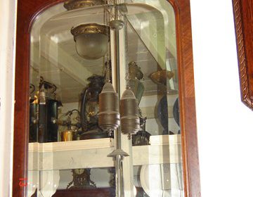 Γαλικός Καθρέπτης με κορνίζα σε ξύλο καρυδίας  και ασημοκάλυψη κρυστάλου μπιζουταρισμένο στο χέρι με πέτρα circa 1920 ΤΙΜΗ 190EURO
