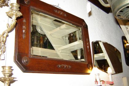 Αγγλικός Καθρέπτης με σκαλιστή δρύινη κορνίζα και ασημοκάλυψη κρυστάλου μπιζουταρισμένο στο χέρι με πέτρα circa 1910 Μ75Π53. (ΔΥΝΑΤΟΤΗΤΑ ΤΟΠΟΘΕΤΗΣΗΣ ΟΡΙΖΟΝΤΙΑ-ΚΑΘΕΤΗ)  ΤΙΜΗ 180EURO