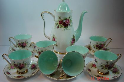 Αγγλικό Πορσελάνικο σερβίτσιο καφέ (fine bone china) αποτελούμενο από 6 φλυτζάνια με τα πιατάκια τους Γαλατιέρα-ζαχαριέρα-καφετιέρα.ΤΙΜΗ 250€