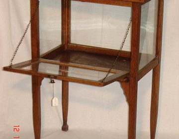 Γαλλικό TEA SERVER με αποσπώμενο δίσκο για σερβίρισμα από ξύλο Δρυός circa 1890 Μ54Π38Υ78