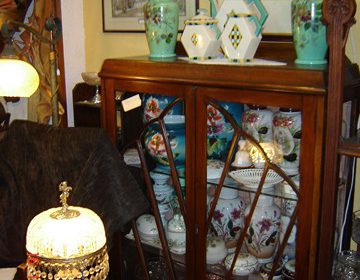 Αγγλική Ορθογώνια Βιτρίνα (China Cabinet) QUEEN ANN  με 2 κρυστάλλινα ράφια από ξύλο Καρυδιάς circa 1910 M90Π36Υ126. ΤΙΜΗ 550EURO