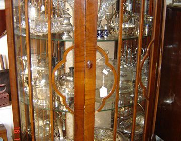 Αγγλική Τοηξοειδής Βιτρίνα (China Cabinet) QUEEN ANN με 2 κρυστάλλινα ράφια από ξύλο καρυδιάς circa 1910 Μ90Π36Υ118. ΤΙΜΗ 550EURO