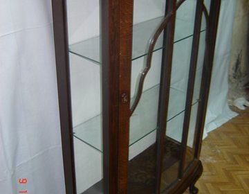 Αγγλική Τοηξοειδής Βιτρίνα (China Cabinet) QUEEN ANN με 2 κρυστάλλινα ράφια από ξύλο δρυός circa 1920. ΤΙΜΗ 550EURO