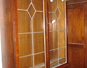 Παλιά Αγγλική Βιτρίνα (China Cabinet) με  ξύλινα ράφια μετακινούμενα σε ύψος από ξύλο δρυός και ενώσεις τζαμιών με καλάι circa 1920. ΤΙΜΗ 550EURO
